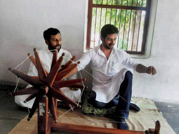 ಚರಕ ಹಿಡಿದ ಅಪ್ಪ ಮಗ