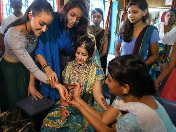 ಶಾಲೆಗೆ ಬಂದ ಭುವನ ಸುಂದರಿ
