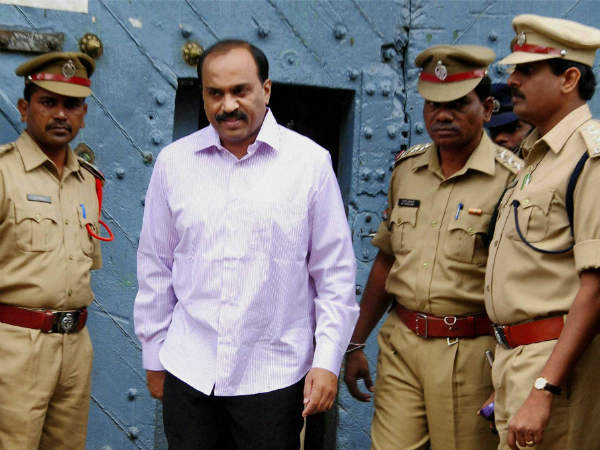 ಯಾರ ವಿರುದ್ಧ ಚಾರ್ಜ್ಶೀಟ್?