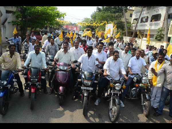ಬೈಕ್ ಹತ್ತಿ ಪ್ರತಿಭಟನಾ ಮೆರವಣಿಗೆ