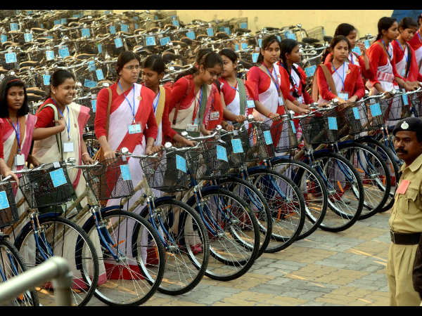 ಕೋಲ್ಕತ್ತಾದಲ್ಲಿ ಶಾಲಾ ಮಕ್ಕಳಿಗೆ ಸೈಕಲ್