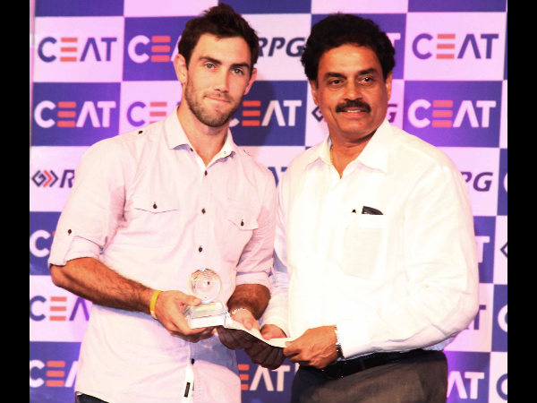 ಪ್ರಶಸ್ತಿ ಪಡೆಯುತ್ತಿರುವ ಗ್ಲೆನ್ ಮ್ಯಾಕ್ಸ್ ವೆಲ್