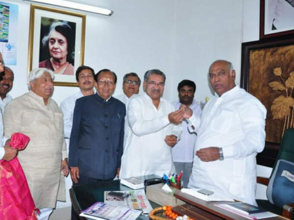 ಖರ್ಗೆಗೆ ಧಾರವಾಡ ಪೇಡ ತಿನ್ನಿಸಿ ಅಭಿನಂದನೆ