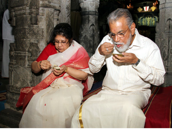 ಪ್ರಸಾದ ಸೇವಿಸುತ್ತಿರುವ ಇಸ್ರೋ ದಂಪತಿ