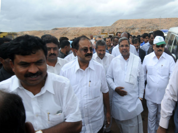 ಮೂಗು ಮುಚ್ಚಿಕೊಂಡೇ ಸುತ್ತಾಡಿದ ಸಿಎಂ