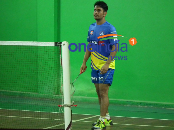 ಬ್ಯಾಟ್ ಬಿಟ್ಟು ಬ್ಯಾಡ್ಮಿಂಟನ್ ಹಿಡಿದ ಧೋನಿ