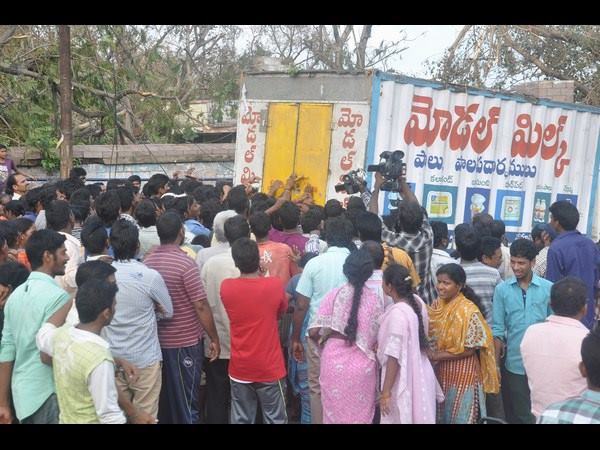 ಹಾಲಿನ ವಾಃನಕ್ಕೆ ಮುಗಿಬಿದ್ದ ಜನ