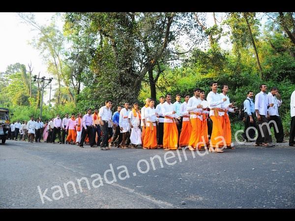 ದಾರಿಯುದ್ದಕ್ಕೂ ಭಜನಾ ಮೇಳಗಳು