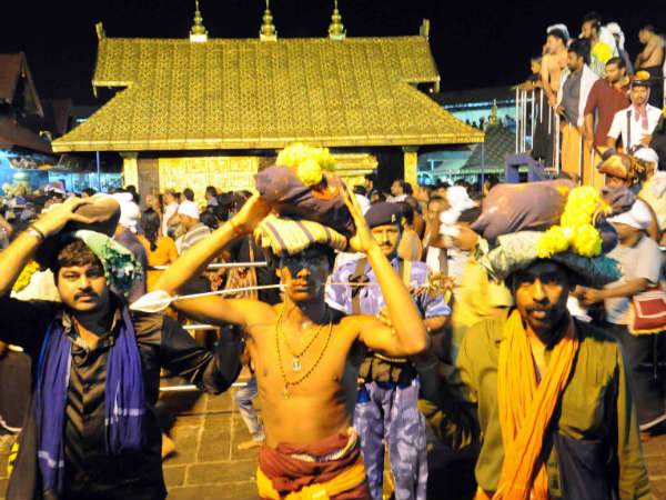 ಅಯ್ಯಪ್ಪ ಮಾಲೆ ಹಾಕಿಕೊಂಡು, ಇರುಮುಡಿ ಹೊತ್ತ ಭಕ್ತರು