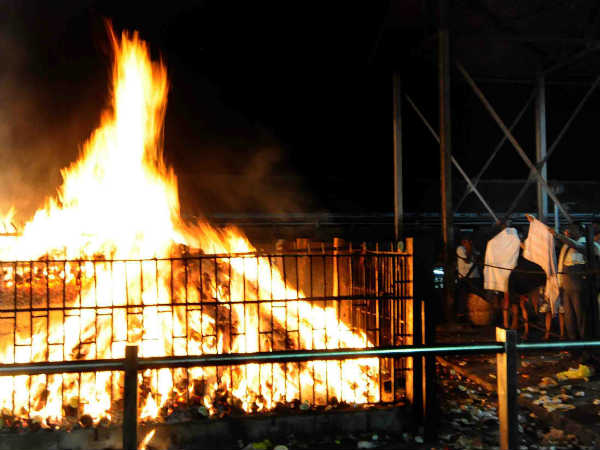 ನಿಗಿನಿಗಿ ಉರಿಯುತ್ತಿರುವ ತೆಂಗಿನ ಚಿಪ್ಪುಗಳು