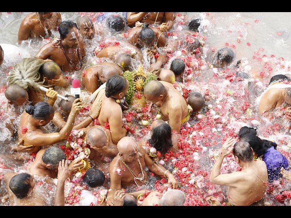 ಆಳ್ವಾರ್ ಗಳಿಂದ ಮೊದಲಿಗೆ ತೀರ್ಥಸ್ನಾನ