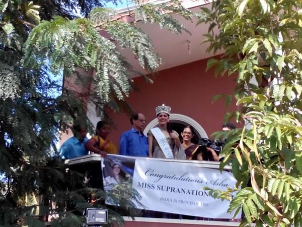 ಜನರತ್ತ ಕೈ ಬೀಸಿದ ಆಶಾ
