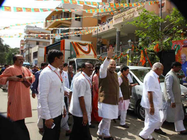 ಕಾರ್ಯಕರ್ತರಿಗೆ ವಂದಿಸಿದ ಅಮಿತ್ ಶಾ
