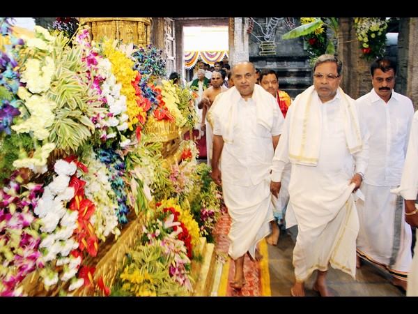 ದೇಗುಲ ಪ್ರದಕ್ಷಿಣೆ, ವಿಶೇಷ ಪೂಜೆ ಸಲ್ಲಿಕೆ