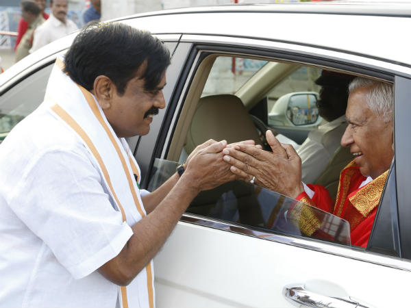 ಅರ್ಚಕರಿಂದ ರಾಜ್ಯಪಾಲರಿಗೆ ಸ್ವಾಗತ