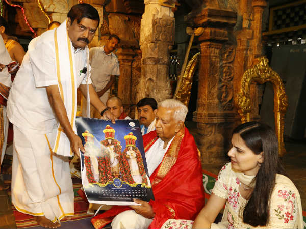 ಶ್ರೀವಾರಿ ವಸ್ತ್ರವನ್ನು ನೀಡಿ ಗೌರವ