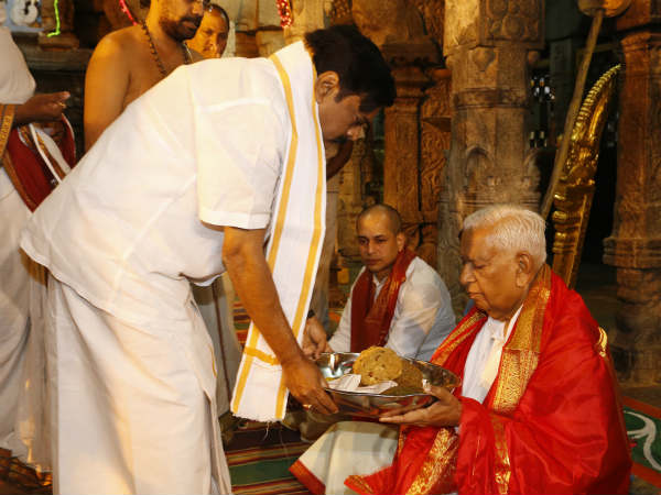 ಅರ್ಚಕರಿಂದ ಪ್ರಸಾದ ವಿತರಣೆ