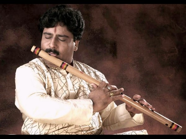 ಕೊಳಲಿನಲ್ಲಿ ಸಂತೋಷ ನೀಡುವ ಪಂ. ಸಂತೋಷ ಸಂತ