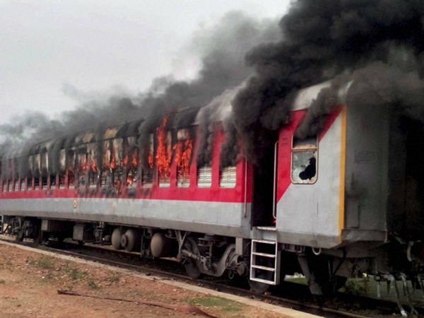 ರೈಲಿಗೆ ಬೆಂಕಿ