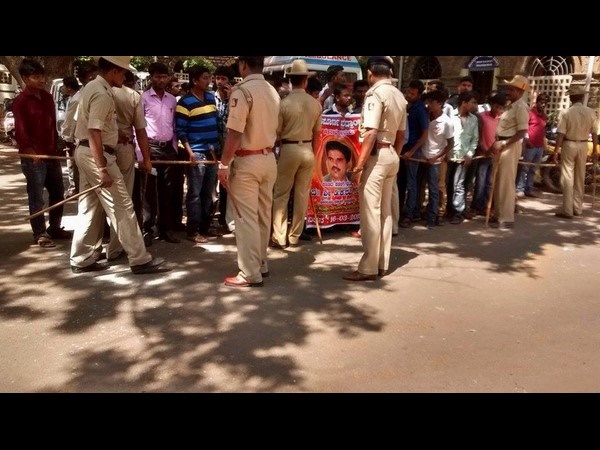 ವಿಕ್ಟೋರಿಯಾ ಆಸ್ಪತ್ರೆ ಬಳಿ ಜಮಾಯಿಸಿದ ಅಭಿಮಾನಿಗಳು