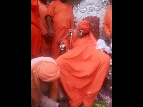 ಕಿರಿಯ ಶ್ರೀಗಳಾದ ಸಿದ್ದಲಿಂಗಸ್ವಾಮೀಜಿ ಬೇಡಿಕೆ