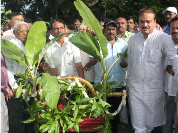 ಕಾರ್ಪೊರೇಟರುಗಳಿಗೆ ಸಾಕೇಂತಿಕ ಸಸಿ