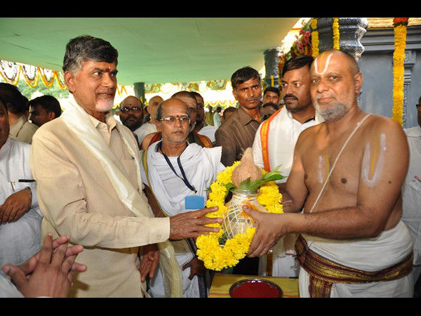 ನಿಯಂತ್ರಣ ಕೊಠಡಿಗೆ ಬಂದ ಚಂದ್ರಬಾಬು ನಾಯ್ಡು