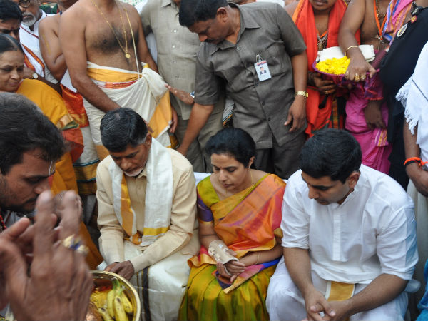 ಪುಣ್ಯಸ್ನಾನಕ್ಕಾಗಿ ಬಂದ ಭಕ್ತಾದಿಗಳು