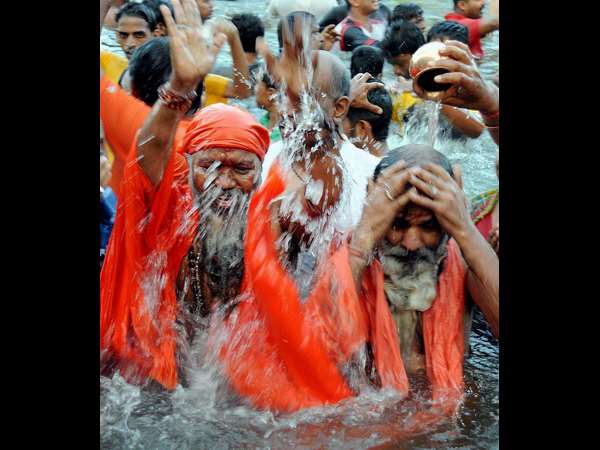 ಸ್ವಾಮೀಜಿಗಳ ಮಂತ್ರೋಚ್ಛಾರ