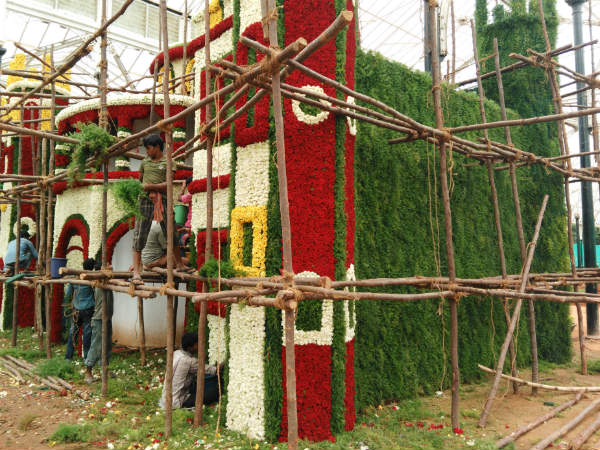 ಕೆಂಪು ಮತ್ತು ಹಸಿರು ಹೊದಿಕೆಯ ಅರಮನೆ
