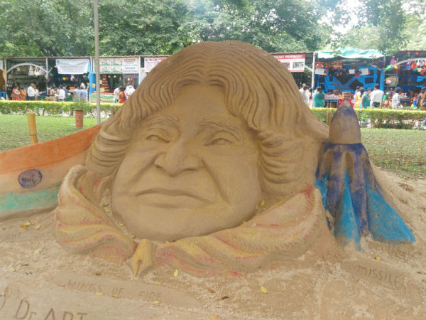 ಕಲಾಕೃತಿಗೆ ಒಂದು ಲಾರಿ ಮರಳು