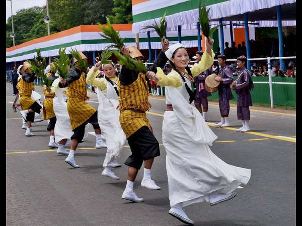 ದಾರ್ಜಲಿಂಗ್ ನಿಂದ್ ಬಂದ ನೃತ್ಯಗಾರರು