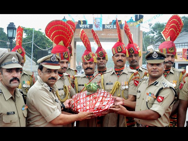 ಗಡಿಯಲ್ಲಿ ಸೈನಿಕರ ಶುಭಾಶಯ