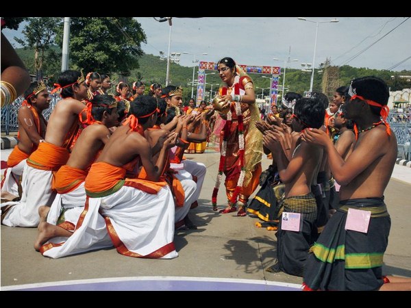 ಬ್ರಹ್ಮೋತ್ಸವದ ಮೆರವಣಿಗೆಯಲ್ಲಿ ಮೋಹಿನಿ ರೂಪ