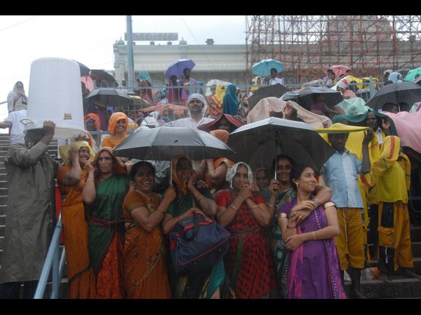 ಬಿರುಗಾಳಿ ಸಹಿತ ಮಳೆಯ ನಡುವೆ