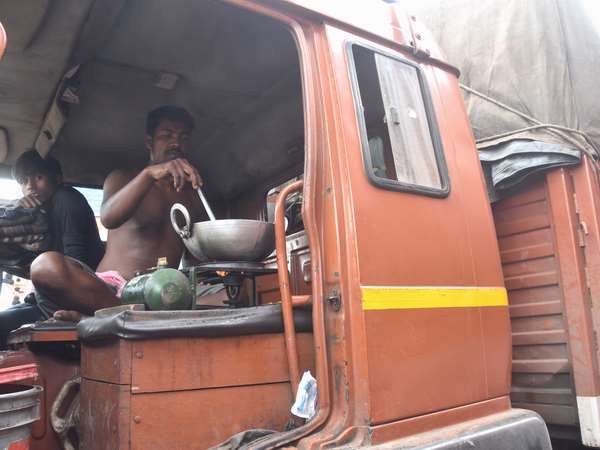 ಟ್ರಕ್ ಮಾಲೀಕರಿಗೆ ನಷ್ಟ