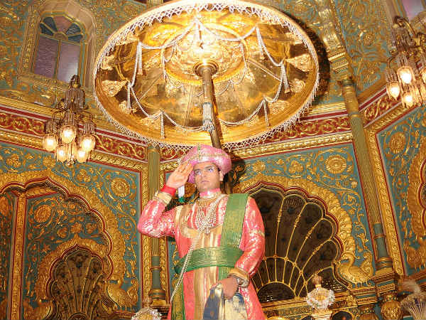 ಬಲಗೈಯಿಂದ ಸೆಲ್ಯೂಟ್ ಹೊಡೆದ ಯದು