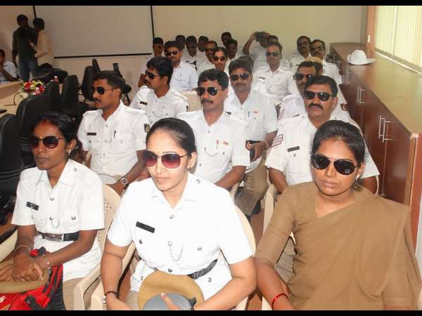 ಸನ್ ಗ್ಲಾಸ್ ತೊಟ್ಟ ಮಹಿಳಾ ಪೊಲೀಸ್