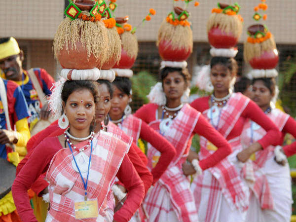 ಮಡಿಕೆ ಹೊತ್ತ ಬುಡಕಟ್ಟು ಸುಂದರಿಯರು