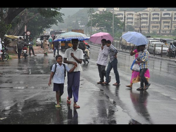 ರೈಲು ಸಂಚಾರ ಸ್ಥಗಿತಗೊಳಿಸಲಾಗಿದೆ.