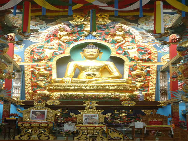 ದೇವಾಲಯದ ಹೊರಭಾಗದಲ್ಲಿ ಎಷ್ಟು ಸ್ತೂಪಗಳಿವೆ?