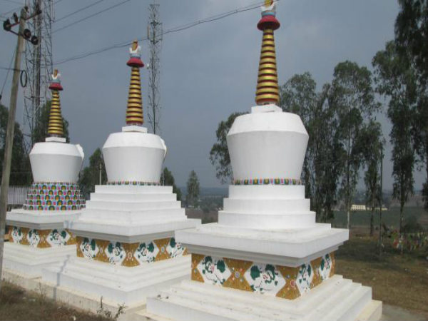 ದೇವಾಲಯದ ಹೊರಭಾಗದಲ್ಲಿ ಎಷ್ಟು ಸ್ತೂಪಗಳಿವೆ?