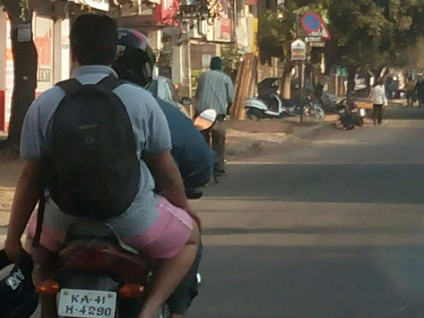 ಕೈಯಲ್ಲಿ ಹೆಲ್ಮೆಟ್ ಐತೆ ಸಾರ್