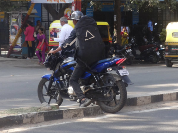 ವಿದ್ಯಾರ್ಥಿಗಳು ನುಗ್ಗುತ್ತಾರೆ