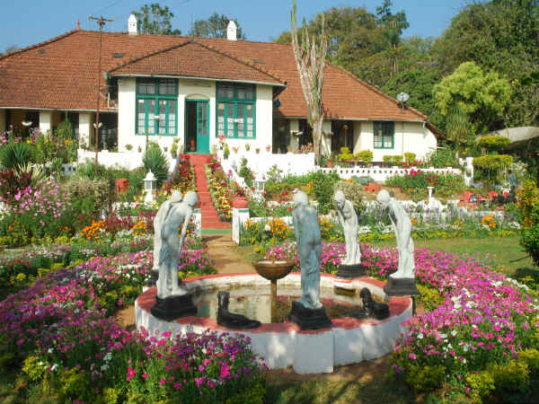 ಪುಷ್ಪೋದ್ಯಾನವನ ವೀಕ್ಷಿಸುತ್ತಿರುವ ಶಿಲಾ ಬಾಲಕರು