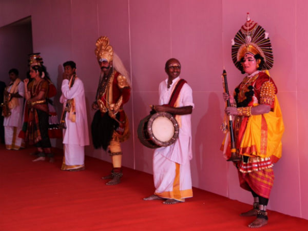 ಸಾಂಪ್ರದಾಯಿಕ ಸ್ವಾಗತ