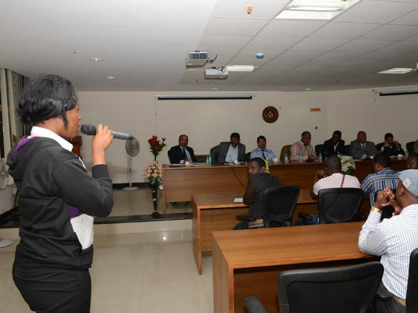 ಒಬ್ಬ ಪೇದೆ ಮಾತ್ರ ಸ್ಥಳದಲ್ಲಿದ್ದ