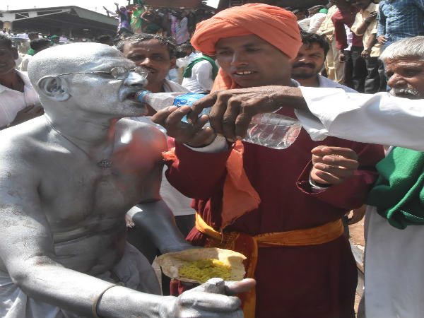 ಗಾಂಧೀಜಿ, ವಿವೇಕಾನಂದ ವೇಷದಲ್ಲಿ ರೈತರು