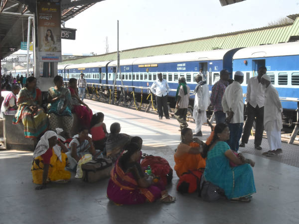 ರೈಲಿಲ್ಲದೆ ಜನರ ಪರದಾಟ