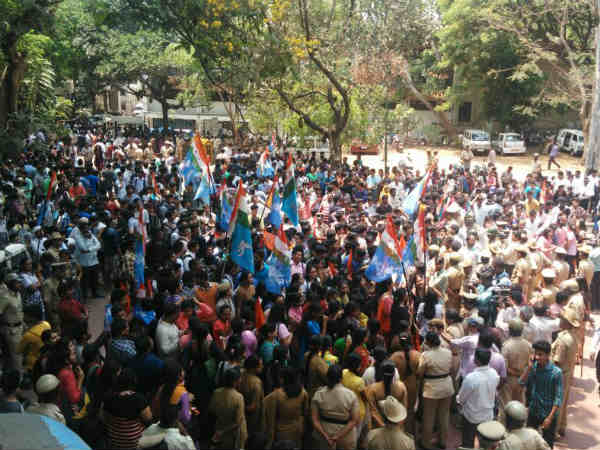 ಪೋಷಕರು, ವಿದ್ಯಾರ್ಥಿಗಳ ಪ್ರತಿಭಟನೆ